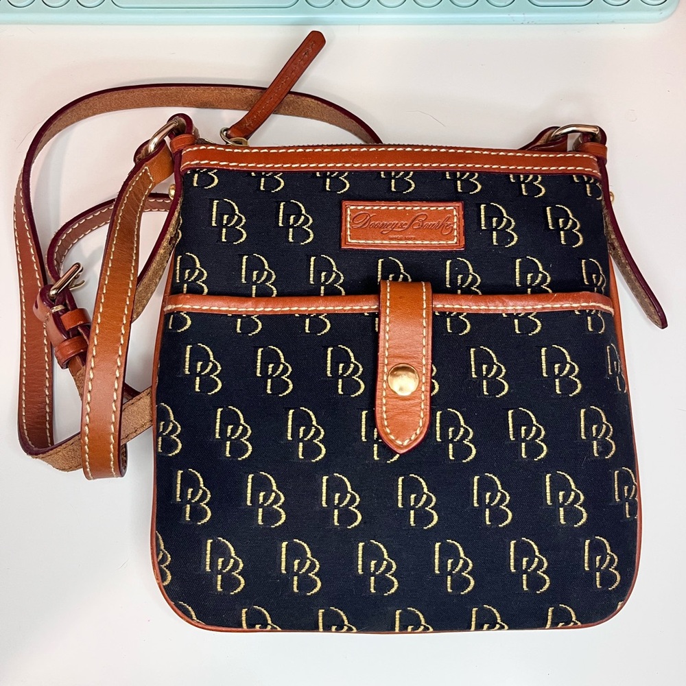 DOONEY & BOURKE LETTER CARRIER CROSSBODY BAG SIGNATURE BLUE/KHAKI MSRP $148